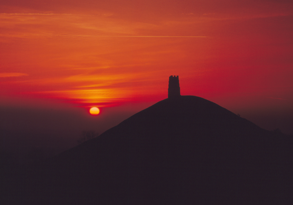 Another colour shot from Peter Greenhalf, Glastonbury Tor looking stunning.  One for you @wildlifetor ...
#Glastonbury #Wiltshire #SacredSites #magicalbritain