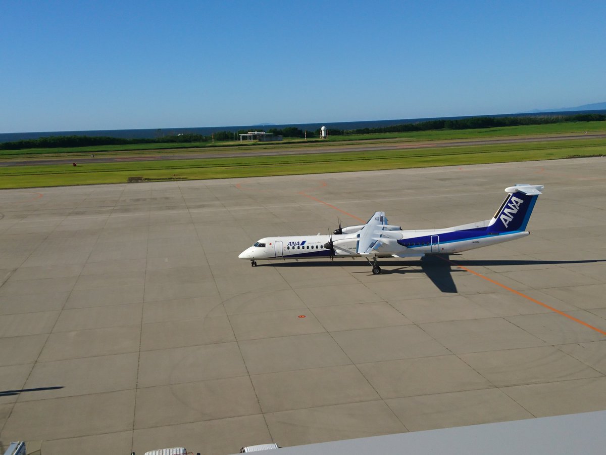 新潟空港 皆さま 今日もお疲れさまです 昨日から Anaさんの福岡便も 運航再開いたしました また皆さまにご利用いただけるのを 楽しみにしております 今日はホンダジェットらしい機体も 駐機してました 日差しがまぶしいので 皆さまもお気