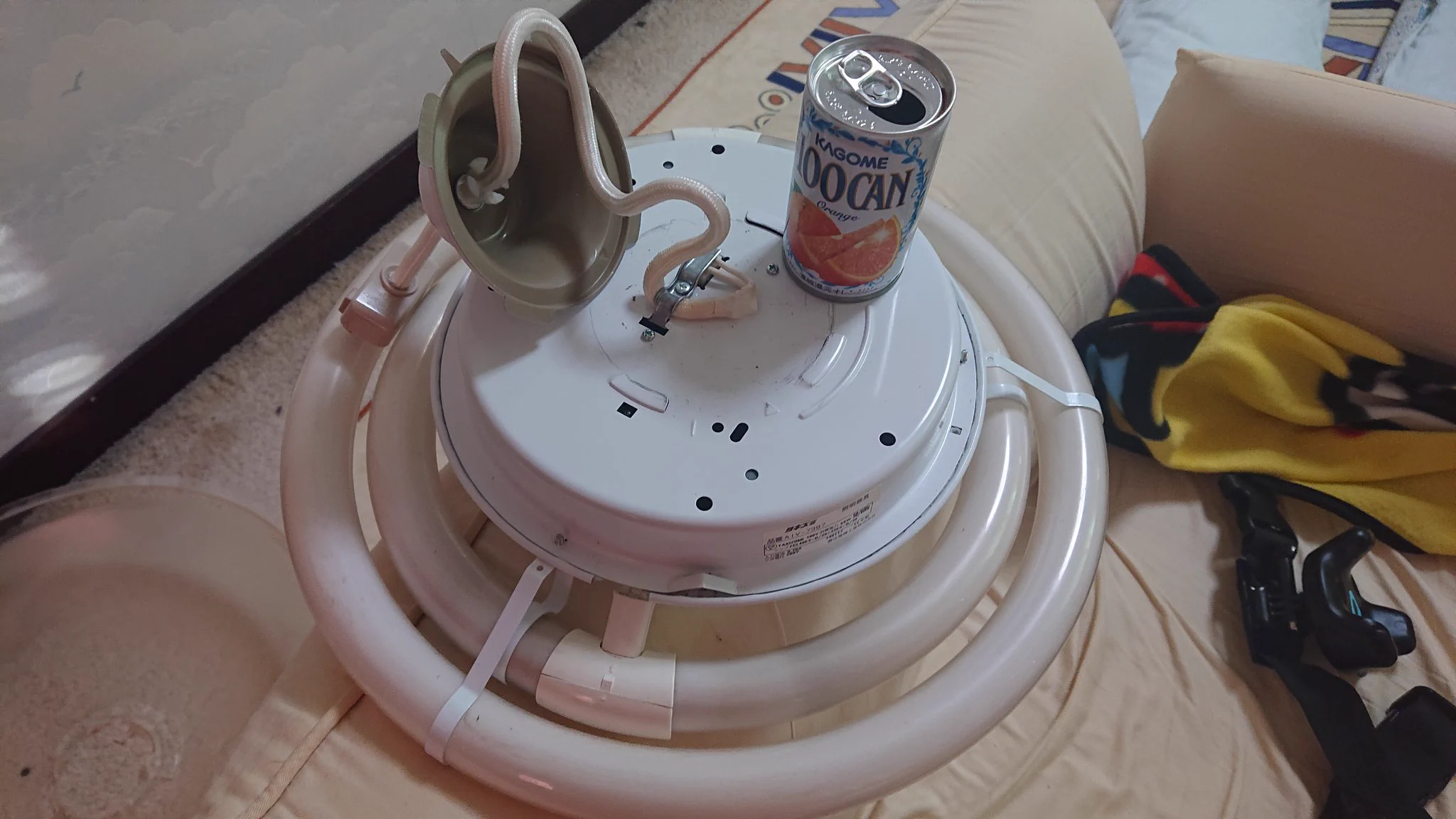 VIVE を購入して2年間…空き缶に電気のコードを縛り付けて短くするという無駄なことをしていた…www