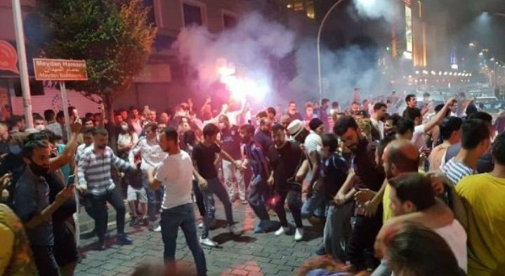 Soldakine sesi çıkmayanın sağdakine laf etmeye hakkı yok! 14-19 yaşındaki milyonlarca genç zorla sokağa döktürülürken  eğlencesine sokağa çıkmışlara tepki göstermeyin.Gözünüzü 30-40 kişinin eğlencesine değil de milyonlara çevirdiğinizde bir şeyleri düzeltebilirsiniz.#covid61