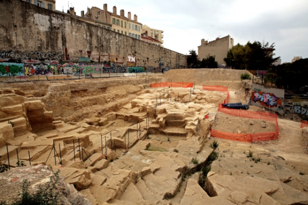 bsaLille3's tweet photo. À #Marseille, trois scenarios se dessinent pour les vestiges de la Corderie : enfouir des vestiges antiques classés, sélectionner quelques zones à mettre en valeur ou bien poser un toit protecteur. Analyse de l'architecte en chef des monuments historiques https://t.co/HyfsT6FXf7 https://t.co/II4n4m9xcN