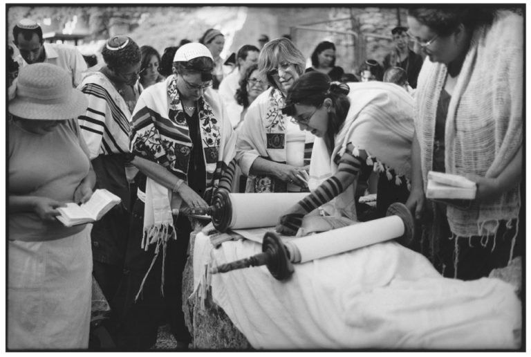 Myriam Tangi, #peintre, #photographe et #poète de la Fondation, a donné une interview sur «Mehitza. Ce que femme voit», le projet photographique qu'elle mène depuis 2003 au carrefour des questions sur la religion et le genre.  blog.nli.org.il/en/mehitza/