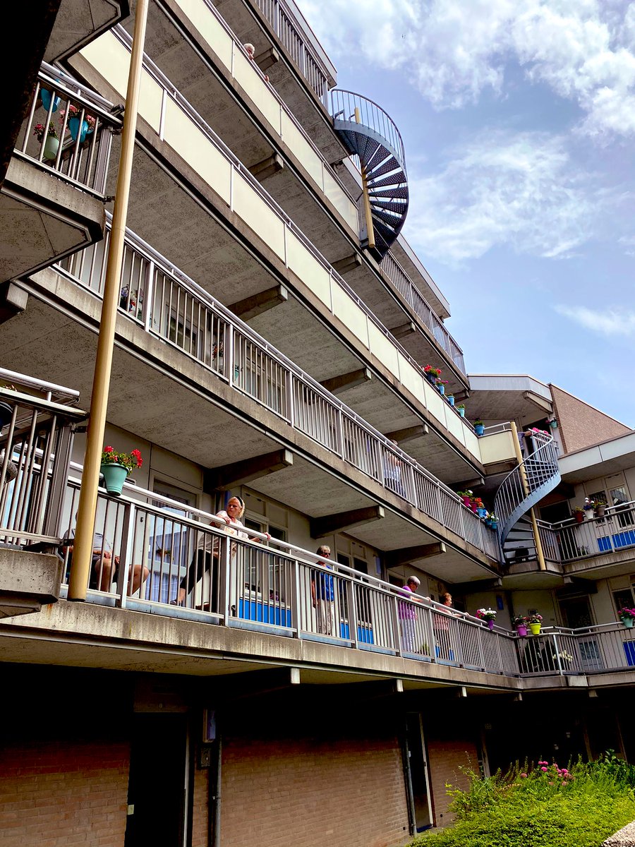 Vandaag  zeker weer 35 bewoners weer in het zonnetje bij voordeur op balkongang naar binnentuin bewogen! Volgende week laatste keer buiten seniorengym bij wooncomplex Sweserengh van @Mitros door <a href="/UwFysio15/">UwFysio</a> en <a href="/DOCKUtrecht/">DOCK Utrecht</a>! #DOCKUtrblijftincontact #seniorengym #bewegenisgezond