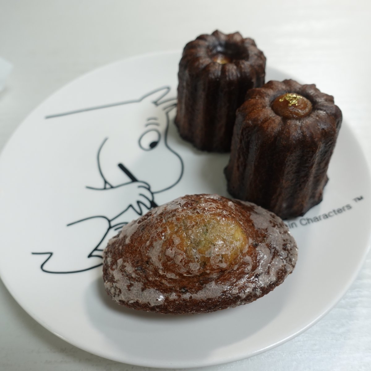 연희동의 디저트 카페, 르솔레이.메인은 마들렌인 것 같은데 여긴 완전 까눌레 맛집.카라멜라이즈드 된 겉은 바삭쫀득 삽싸름 속은 촉촉꾸덕 달콤한 게 요몇년간 멱어본 것중 최고의 까눌레라 자신있게 말할 수 있다.여기 가면 까눌레 꼭 사드세요 종류별로 사드세요
totheno1.egloos.com/4185289