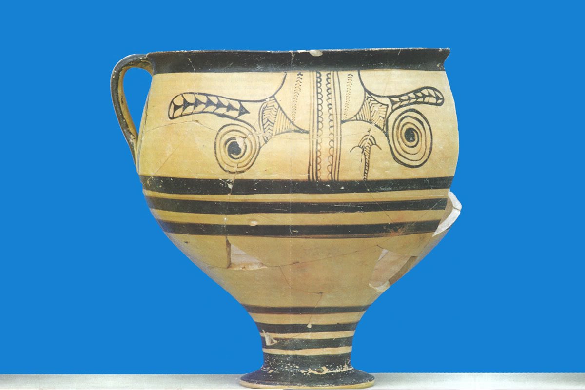External influence is clearly visible in the artifacts & architecture of the Middle & Late Bronze Age Cyclades. Sites like Phylakopi on Milos are closely connected with the Minoan culture & material from Koukounaries on Paros has been linked to the mainland Mycenaeans ~el 5/