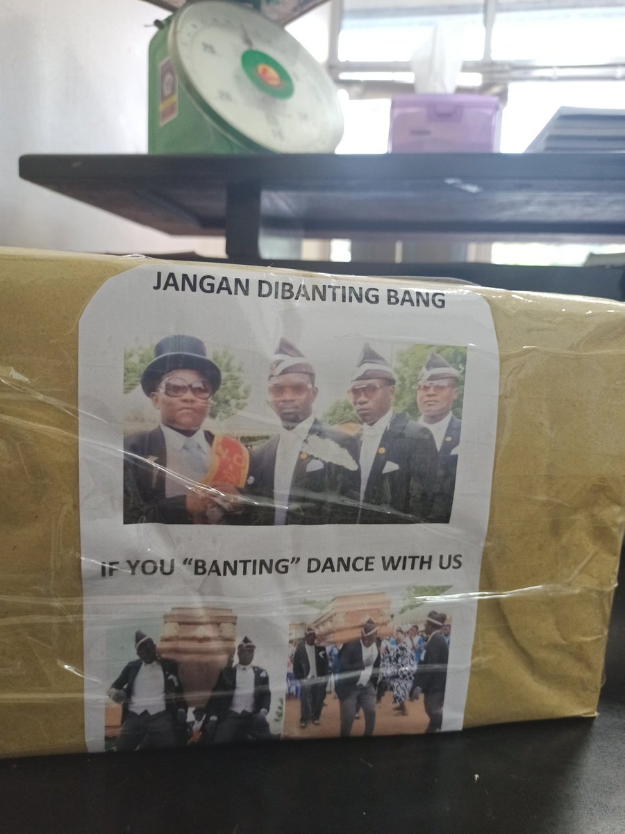 triputri23's tweet photo. Tadi siang ada customer mau kirim barang. Jadi kami yang ada disana malah salfok sama tulisan dan pesan yang ada dibox nya. Niat kali ya yang ngirim 😅😅😅😅 https://t.co/uadPB6CObt
