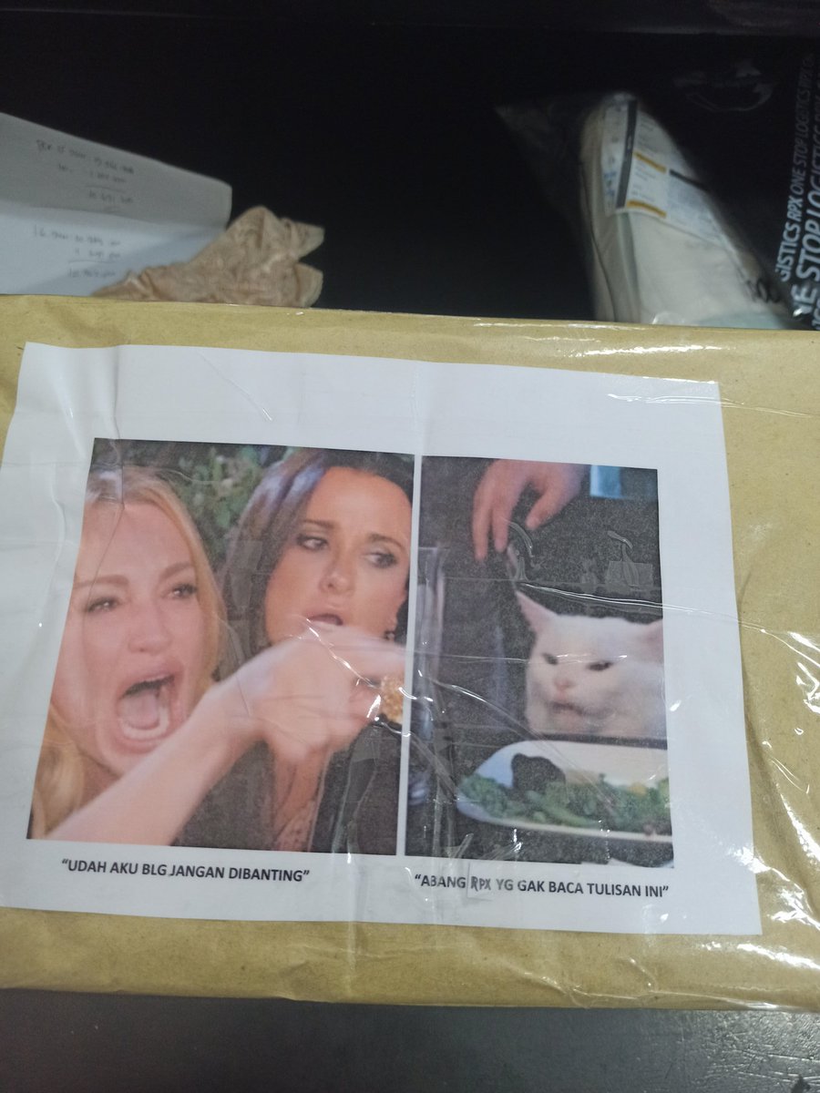 Tadi siang ada customer mau kirim barang. Jadi kami yang ada disana malah salfok sama tulisan dan pesan yang ada dibox nya. Niat kali ya yang ngirim 😅😅😅😅