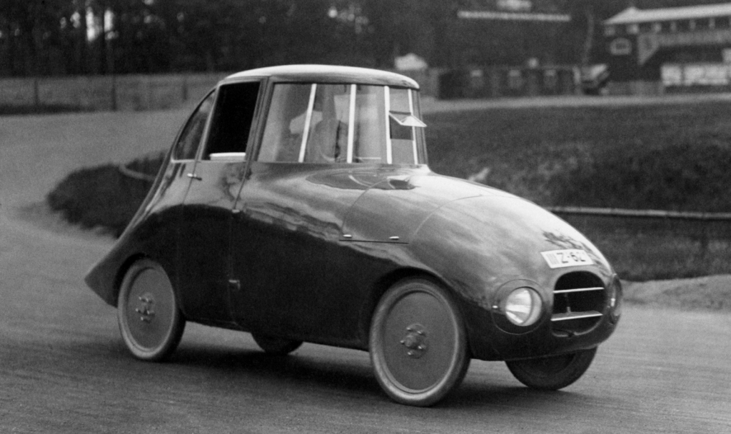 UltimativCars's tweet photo. @CCCuration @Stephen59845260 @UDCVS Well, it's an interesting looking car, especially from the back;
I wouldn't call it a "beauty" though.
There's been others also very impressive cars, like the pedestrian-threatening #Leyat #Hélica 2H Serie D21 (1921) or really beautiful-cute ones like the #Ley T6 #Jaray (1922). https://t.co/EbOtKUax9b