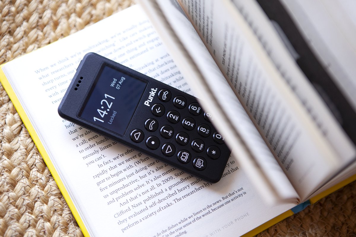 punkt's tweet image. Looking for balance? Here it comes. The best of both worlds. Punkt #MP02phone bit.ly/2UUw5g5
#technology_tamed #BBsecure #jaspermorrison #design #mininalistphone #phonedistraction