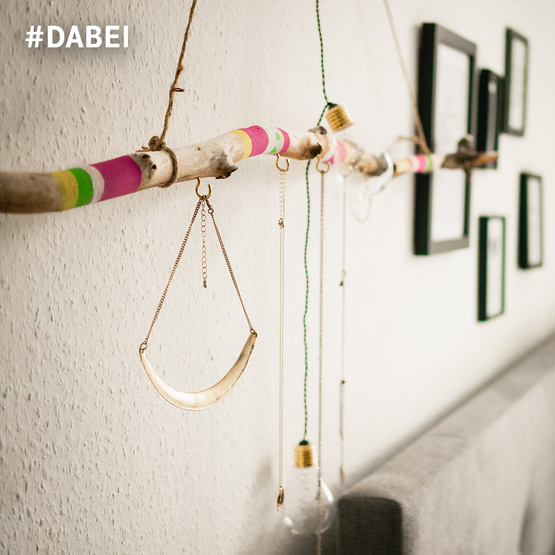 dabei_tv's tweet photo. Liebe #Eltern, wir haben ein neues Format für Euch entwickelt: #DABEI die Bastelshow!
Heute ab 16:20h #basteln wir aus einem einfachen Stock einen super schönen Schmuckhalter.
Natürlich mit #doityourself Expertin #ResiColter.
#DIY #astrein #Waldspaziergang #KiTa
💍✂️📐📏📌 https://t.co/tM4wCzSHWL