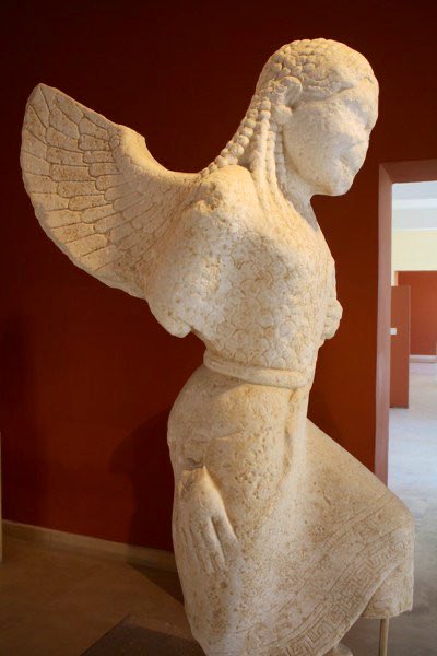 The Cyclades peaked during the Archaic period, when it was all about building BIG!Islands began founding colonies from Italy to the North Aegean, & the main players—Paros & Naxos—financed competing sanctuaries at Delos & Despotiko with temples, statues, & monuments ~el 6/