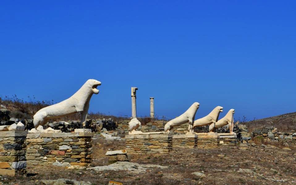The Cyclades peaked during the Archaic period, when it was all about building BIG!Islands began founding colonies from Italy to the North Aegean, & the main players—Paros & Naxos—financed competing sanctuaries at Delos & Despotiko with temples, statues, & monuments ~el 6/