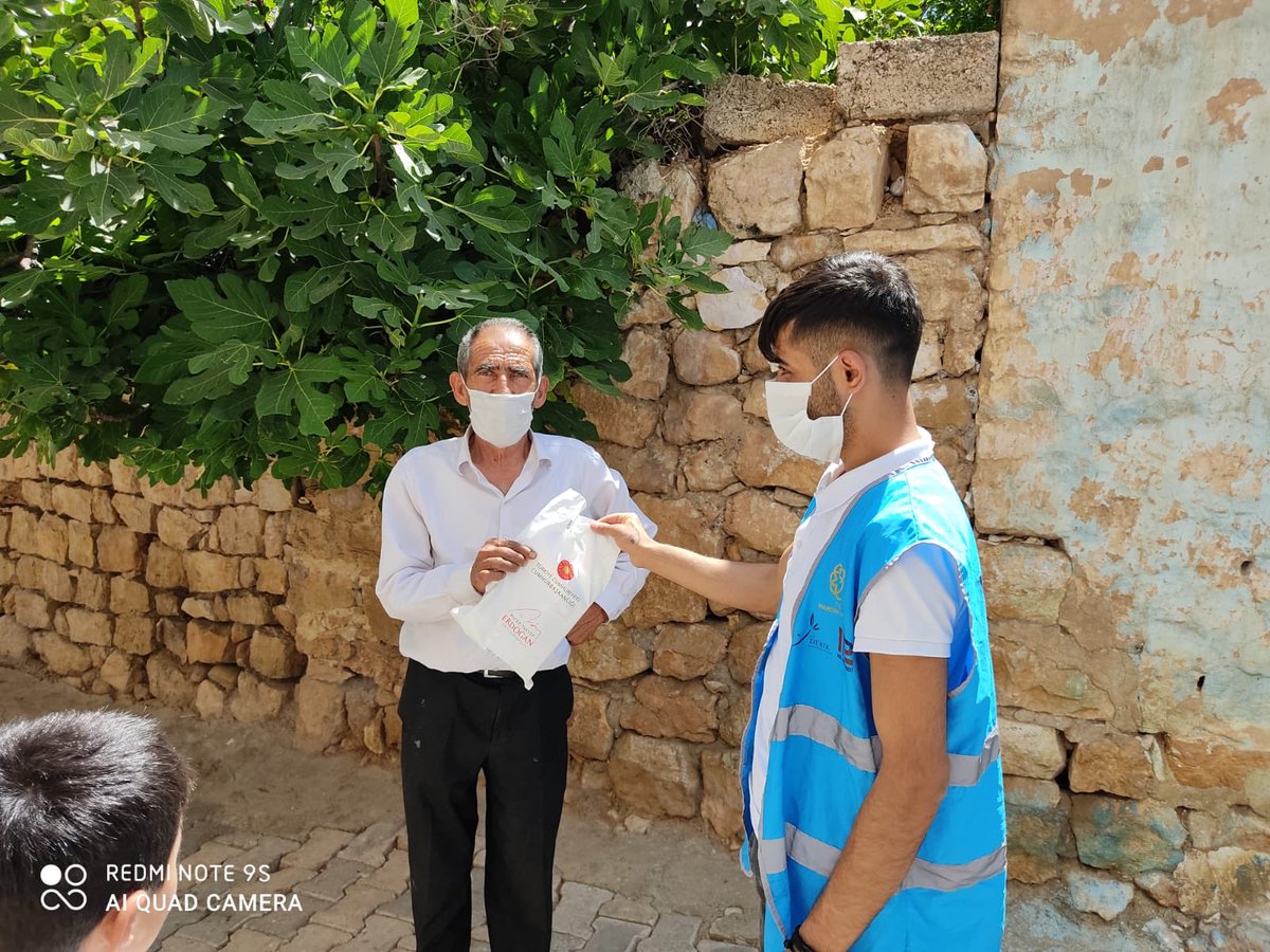 DerikMasa's tweet photo. #VSDG ekiplerimiz, Cumhurbaşkanlığımız tarafından 65 yaş ve üstü vatandaşlarımıza hediye olarak gönderilen ve içinde Cumhurbaşkanımız Sayın Recep Tayyip ERDOĞAN’ın mektubunun da bulunduğu hediye paketlerini “Değerli Yaşlılarımıza” ulaştırmaya devam ediyor. https://t.co/HMU0cVZemx