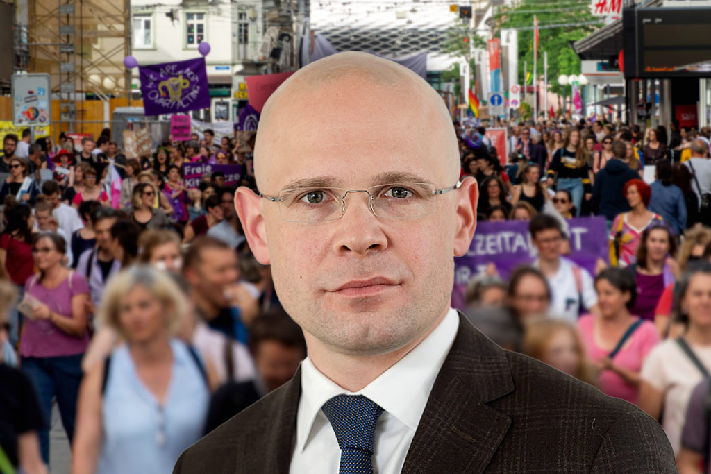 Telebasel's tweet photo. Harsche Kritik: Teilnehmerinnen der #Frauendemo vom Sonntag werfen der Basler #Polizei sexuelle #Belästigung und #Gewalt vor. Im Talk bezieht Baschi Dürr Stellung:
https://t.co/oJuiMT7xG1
#TBTalk #Basel https://t.co/3SZfOzLhK0