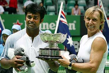 Leander achieved tremendous success as a mixed doubles player as well winning 10 titles. He has had the unique distinction of winning titles with Martina Navratilova and with  @mhingis (big big crush <3) who as you all know was named after Navratilova.