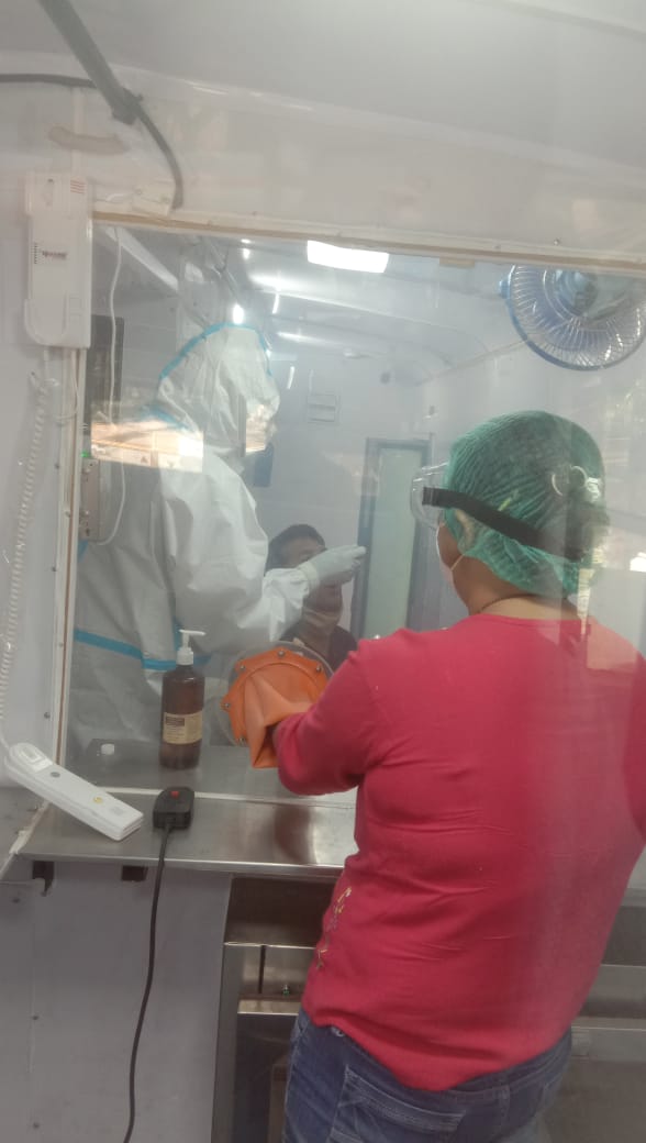 DMSouthDelhi's tweet photo. In this #CoronaPandemic South Delhi District's Mobile #Corona testing bus visits #ContainmentZones &amp;tests vulnerable citizens near their homes. We are happy to share this video showcasing our collaborative effort. #DelhiFightsCorona @CMODelhi @HMOIndia  https://t.co/298fjJ8win https://t.co/FYg0wRQ3gr