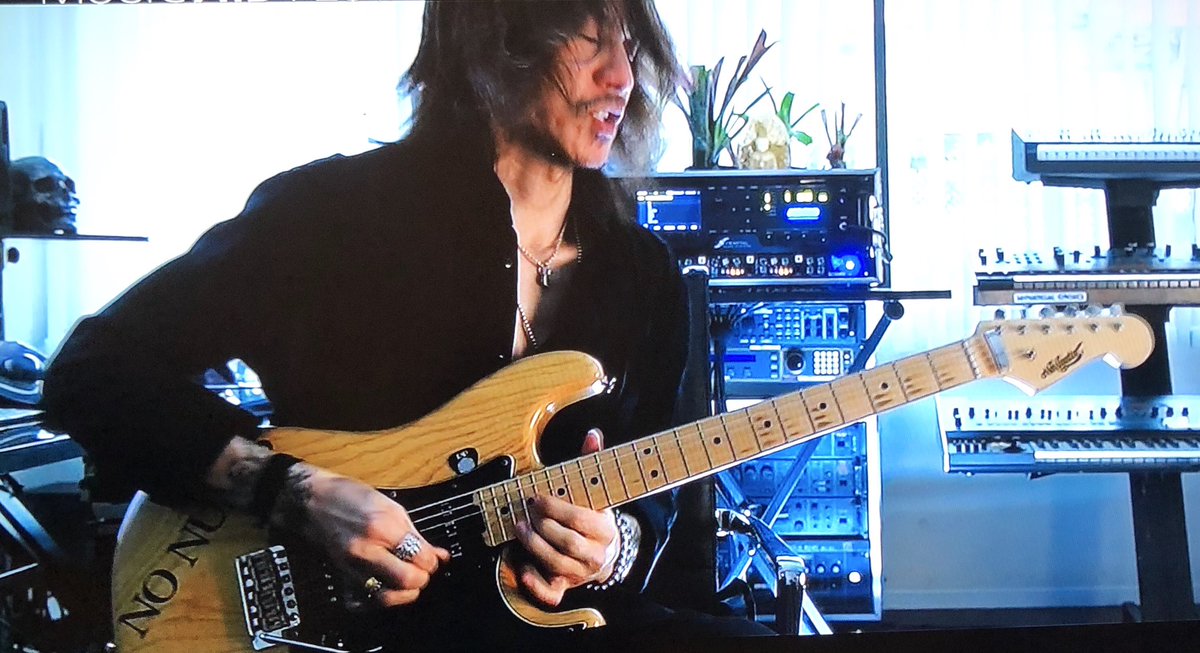 xxx_must's tweet image. フジテレビの #MUSICAIDFEST の #TAKUROさん と #SUGIZOさんの「#GuessWho 」SUGIZOさんがチラッとしか映ってなくて残念。まぁ、CSがあるけど、地上波でしか観られない人にもあのお二人の色気のツインギターの熱演を観て欲しかったです😭このお二人どれだけセクシーなのよ💕💕SUGI様
@SUGIZOofficial