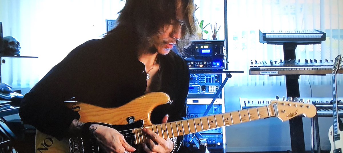 xxx_must's tweet image. フジテレビの #MUSICAIDFEST の #TAKUROさん と #SUGIZOさんの「#GuessWho 」SUGIZOさんがチラッとしか映ってなくて残念。まぁ、CSがあるけど、地上波でしか観られない人にもあのお二人の色気のツインギターの熱演を観て欲しかったです😭このお二人どれだけセクシーなのよ💕💕SUGI様
@SUGIZOofficial