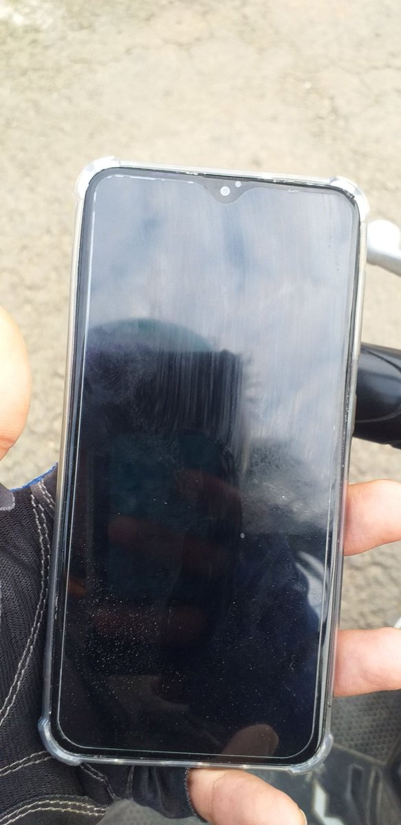 koriojol's tweet photo. Hari ini nemu hp. Balikin ke tg punya kasian.biar kata orderan sepi insya allah rejekimh datang dari mana aja yg tdk d sangka. https://t.co/nOmYDlUBo8
