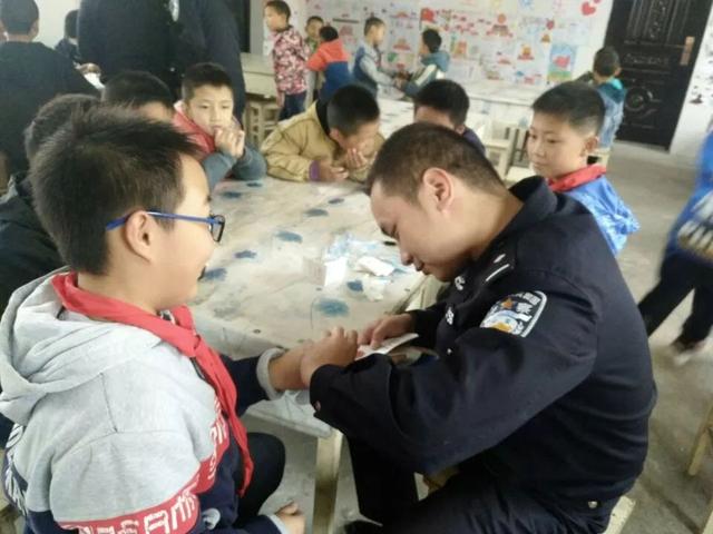 @emiledirks told me that the Chinese police were collecting DNA samples from schoolboys. Photos from govt notices showed them to be as young as 5 or 6. I kept on thinking about my two young boys as I pored over the photos. None of these boys have been accused of a crime.