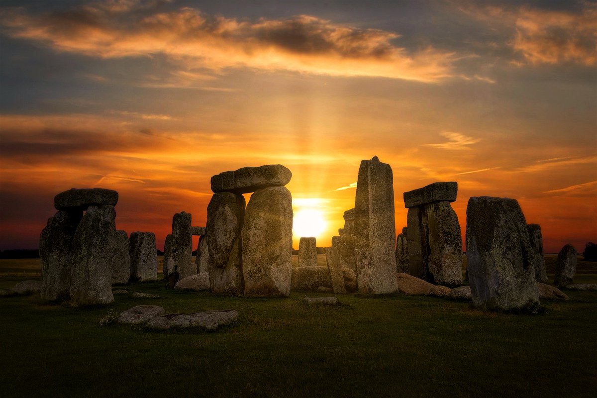 misslistar's tweet photo. Did you know that it's possible to estimate the circumference of the Earth using a stick, a ruler, solstice sunshine and some maths? You can give it a go yourself this weekend-@SchoolsObs will even look after the maths for you! https://t.co/MR2Wrp9oOZ https://t.co/uOtpbwfPbW