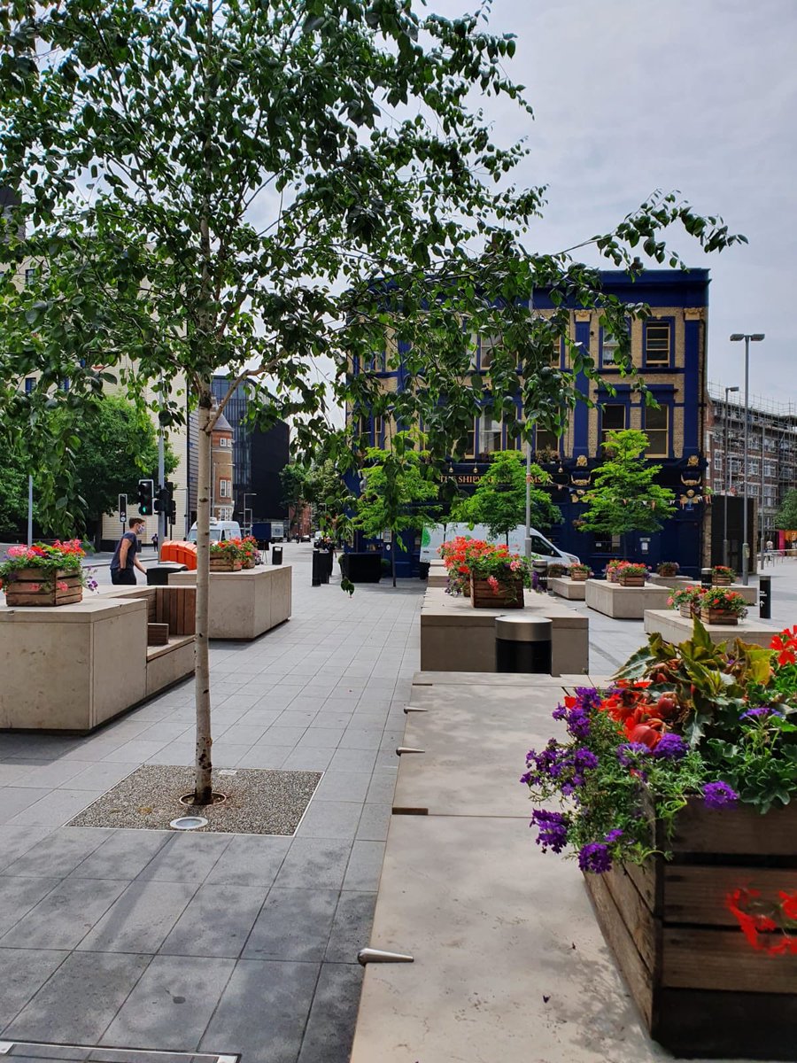CJSPlants's tweet image. Added a splash of colour to London Bridge station this morning, with some planted apple crates. On behalf of @TeamLondonBdg