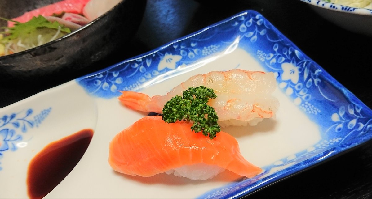 仕入れルートがちょっと変わりました❗
提供中の料理自体に大きな変化はありませんけど、使用する食材(主に魚介)が今までと違うことがあります♪

食材のレベルが落ちたとかそういうことやないけん、その辺は安心してな💦

写真のお寿司は🦐が今までと変わっちょるよ❗