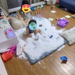 絶望的な光景･･･!ビーズクッションだったものと戯れる子供たち!