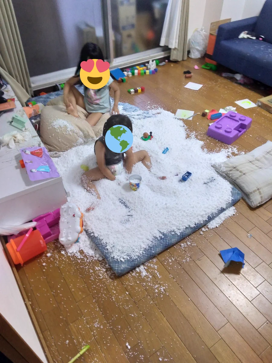 絶望的な光景･･･！wwwビーズクッションだったものと戯れる子供たちwww