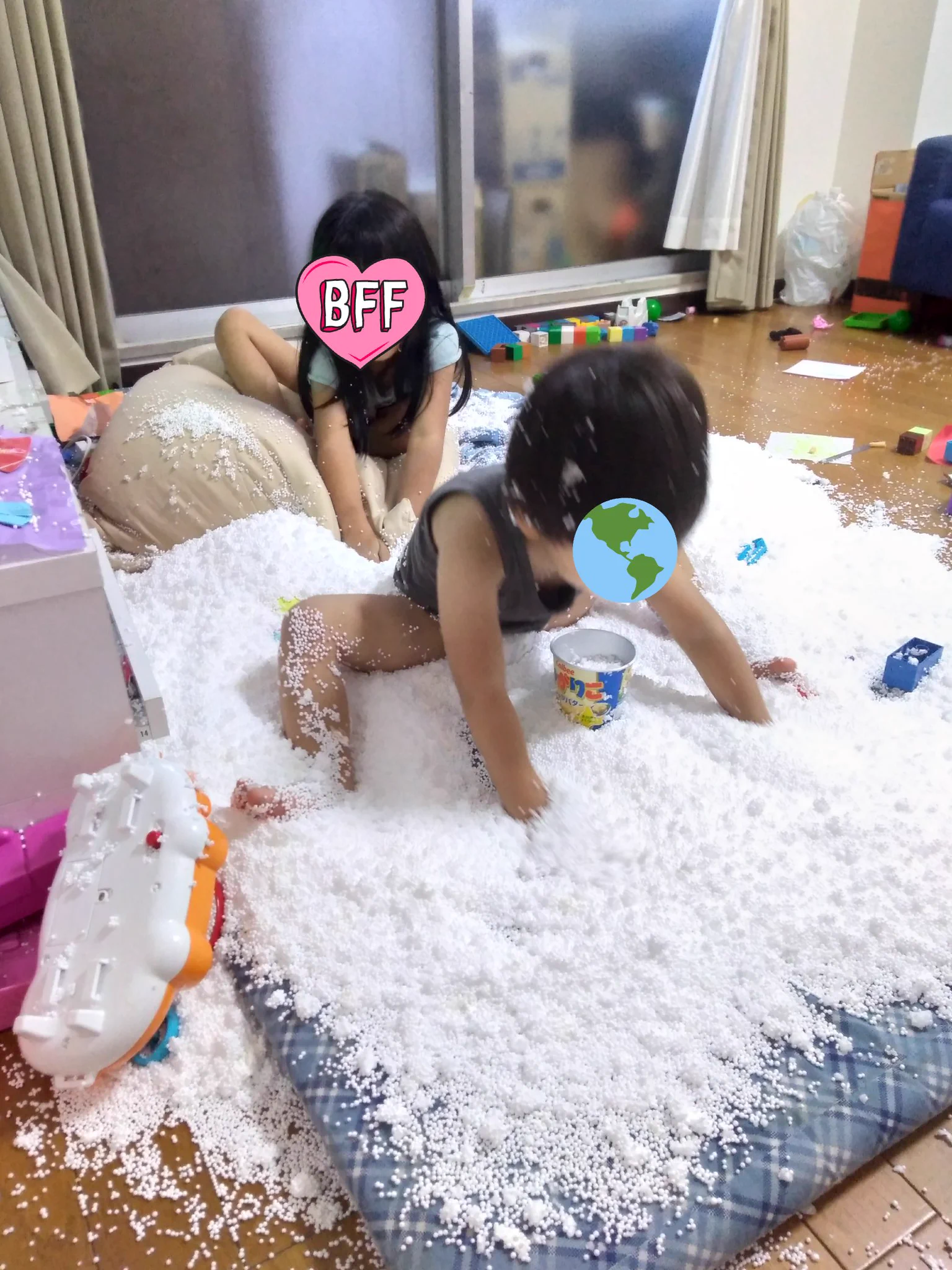 絶望的な光景･･･！wwwビーズクッションだったものと戯れる子供たちwww