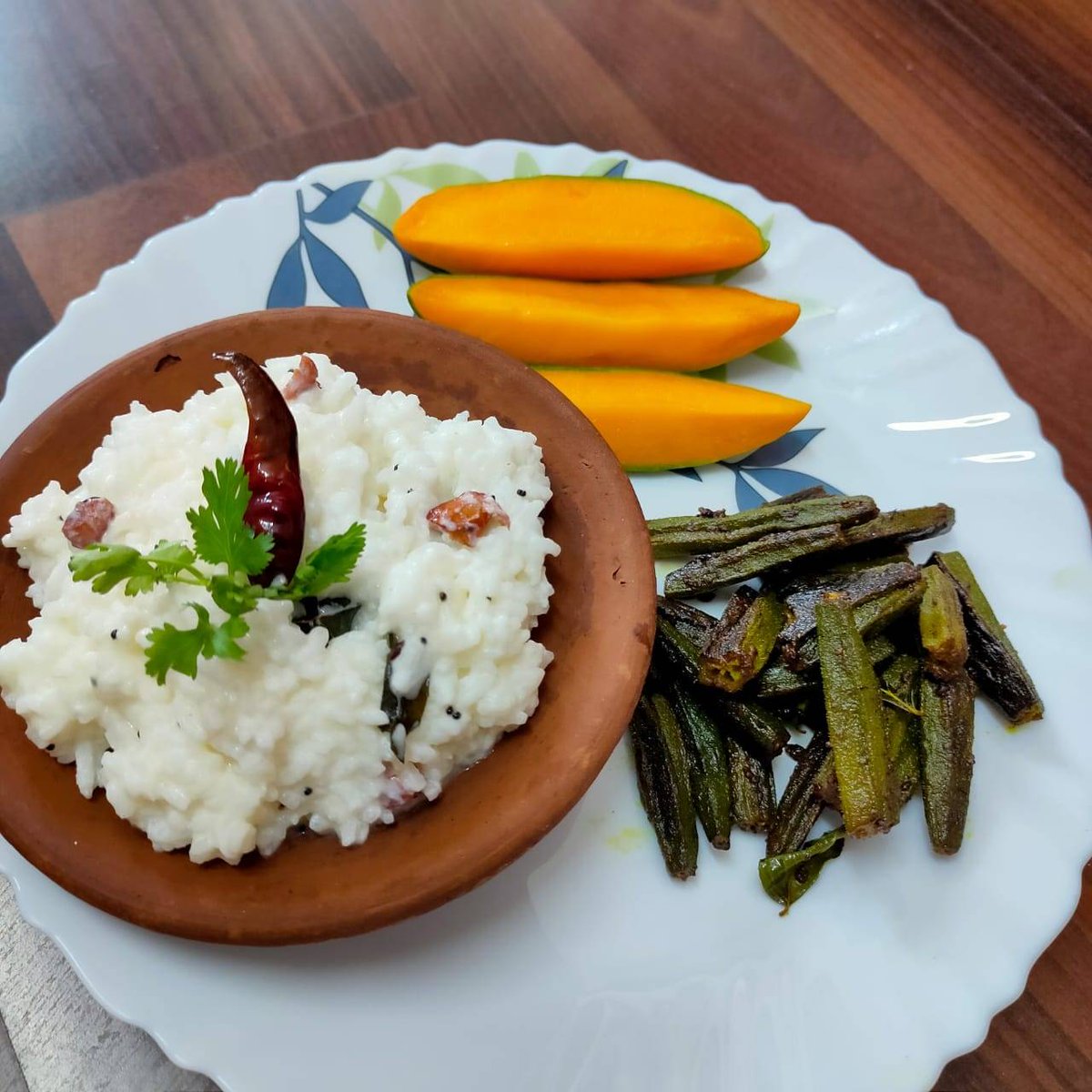 This is soulfood... curd rice with mango and fried okra.
.
.
📸: @sonali4u .
#Foodstory #quarantinelife #HomeFood #indianlunch #simplemeal #simplefood #simplelunch #LunchGoals #curdrice #mango #summermeal