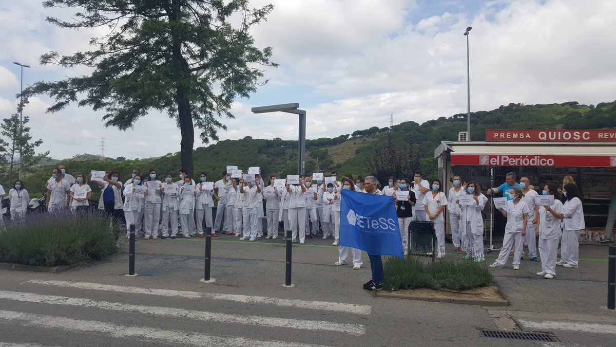 SietessTecnicos's tweet photo. Concentración de #TSS  @hgermanstrias máxima afluencia e indignación. Tenemos que ser visibles, reconocidos y protegidos. #conTSShaydiagnostico https://t.co/d2pLph0I6N