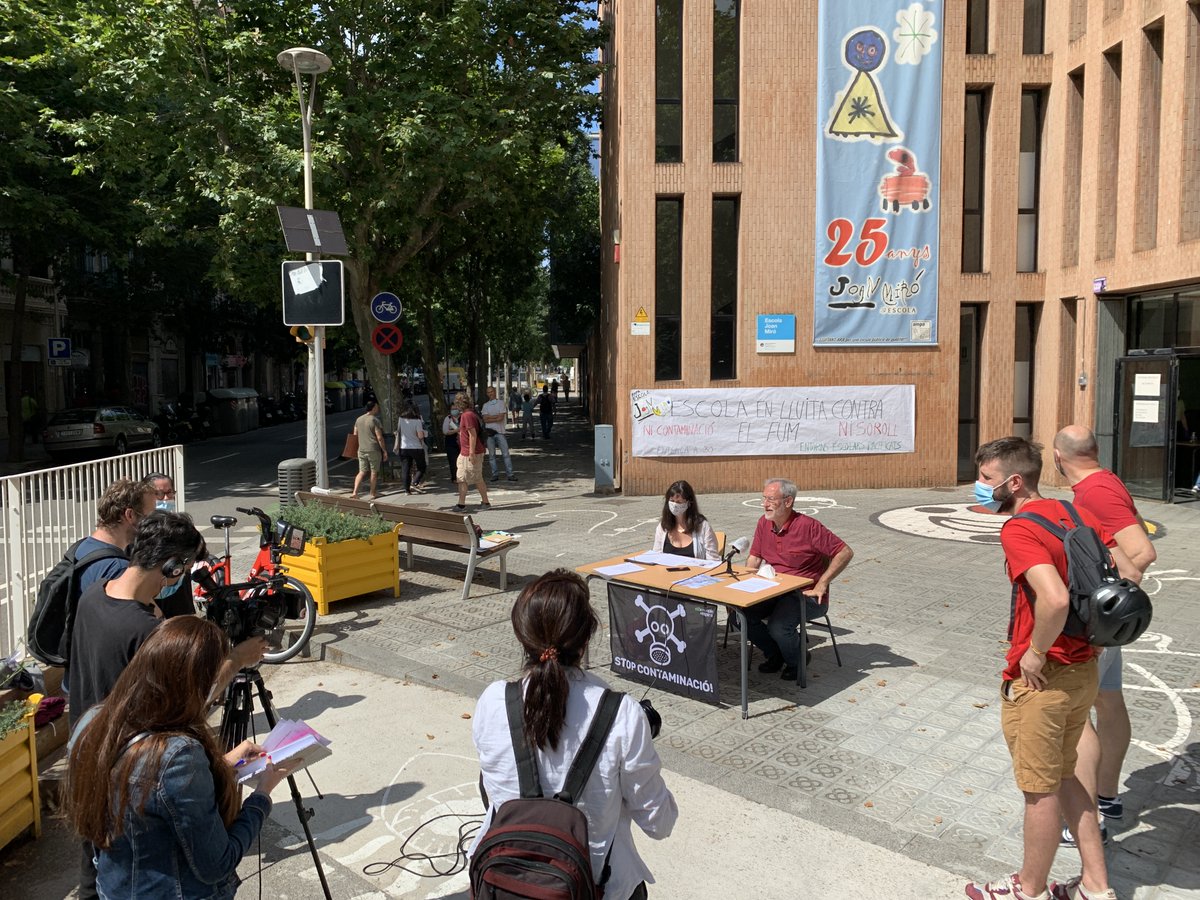 El veïnatge i les escoles de Barcelona en lluita contra la contaminació i el soroll! Roda de premsa davant l'escola Joan Miró per reclamar un carrer d'Entença amb menys transit i menys soroll. Prou autopistes urbanes als entorns escolars! 🚗💨👧