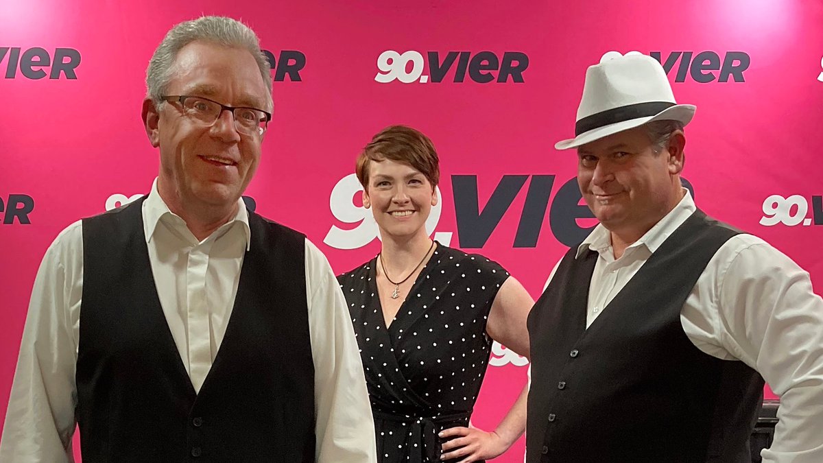 Freitag ist es wieder soweit... Radio90vier LIVEACT präsentiert "Jens Buntemeyer and Friends", mit Tina Härtel und Gerd Albers. 
Unser Liveact wird jeden 3. Freitag im Monat von 22 bis 24 Uhr im Radio und mit Video auf unserer Homepage übertragen!  🎤🎹