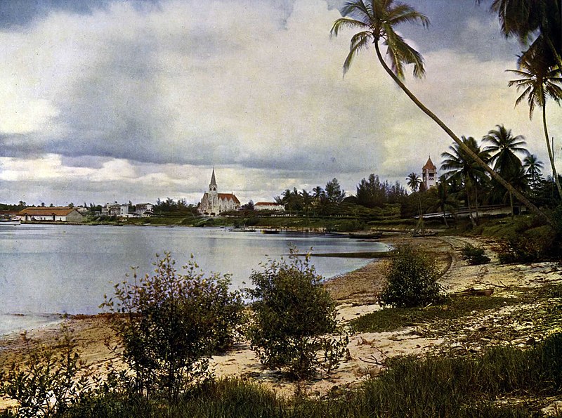 Kinofrau1's tweet photo. While the use of #colorphotography in #colonialeducation hope to service the notion of #Heimat better than b&w, the topographies depicted tell a story of resistance & rebellion challenging the colonial narrative; like this photo of #Daressalam by #RobertLohmeyer (1907).
#PHRC20 https://t.co/KWgKnd4xrn