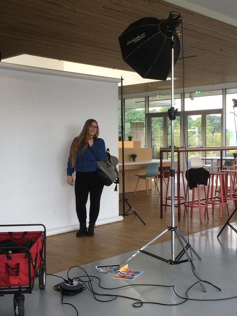 📸Say cheese! Vandaag worden onze nieuwe ambassadeurs uit stad en regio vastgelegd door fotograaf @Schietgraag. Trots op onze studenten! Een klein kijkje achter de schermen: