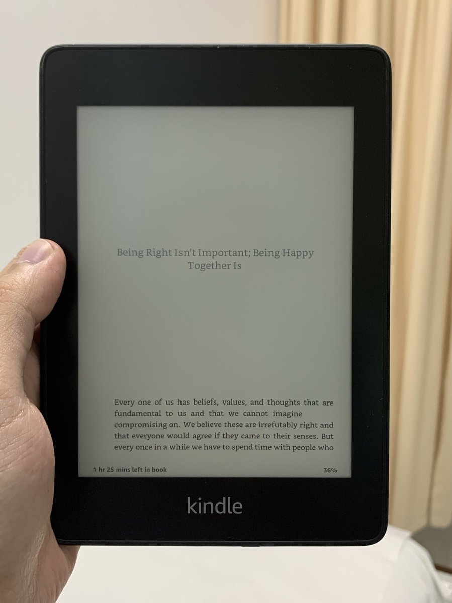 jiemiardian's tweet image. Dari beberapa hari lalu saya liatin timeline lagi ramai yang pada ribut. Saya lalu pingin ikut ribut juga, tapi saya diingetin sama buku yang dikasi temen saya ini.

Terus ga jadi ikut komentar.

Being right isn’t important; being happy together is