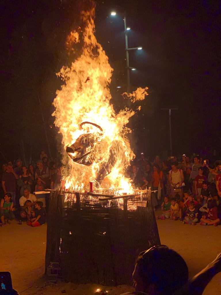 cremembarcelona's tweet photo. Fa anys que els @diablesdhorta organitzaven al barri una revetlla de Sant Joan, però es trobava a faltar una foguera. L’any 2019 va ser el primer que es va aconseguir incorporar-la. Per fer-ho possible, van col·laborar: @OmniumHG, @LluisosHorta i @fomenthortenc #CrememBarcelona🔥 https://t.co/hcazXdlzUs