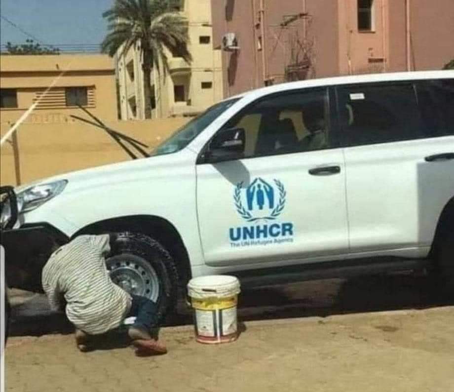 عندما تشاهد طفلاً ينظف سيارة الأمم المتحدة التي ترفع شعار حماية الطفولة فأعلم حينها أن النفاق يحكم العالم...!