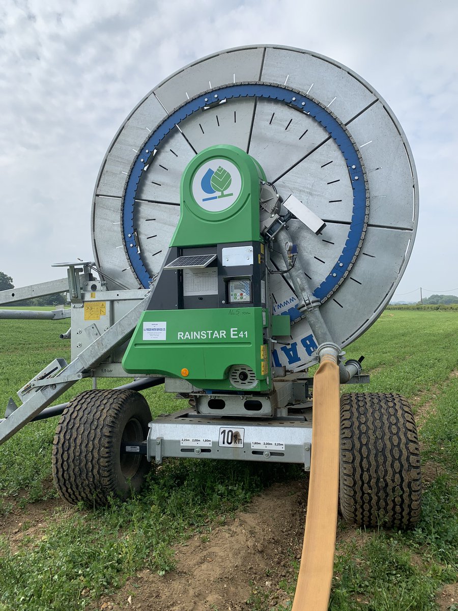 Bauer_FAN_UK's tweet photo. The Old and the New ! 1st Rainstar arrived in 1984 and still runs daily filling in headlands, the new E41 110/550 Rainstar has been added to the 4 machine fleet to cover more of their 350 Ha of Herbs #Rainstar #Irrigation #Qualitycounts https://t.co/PraXpYSg6W