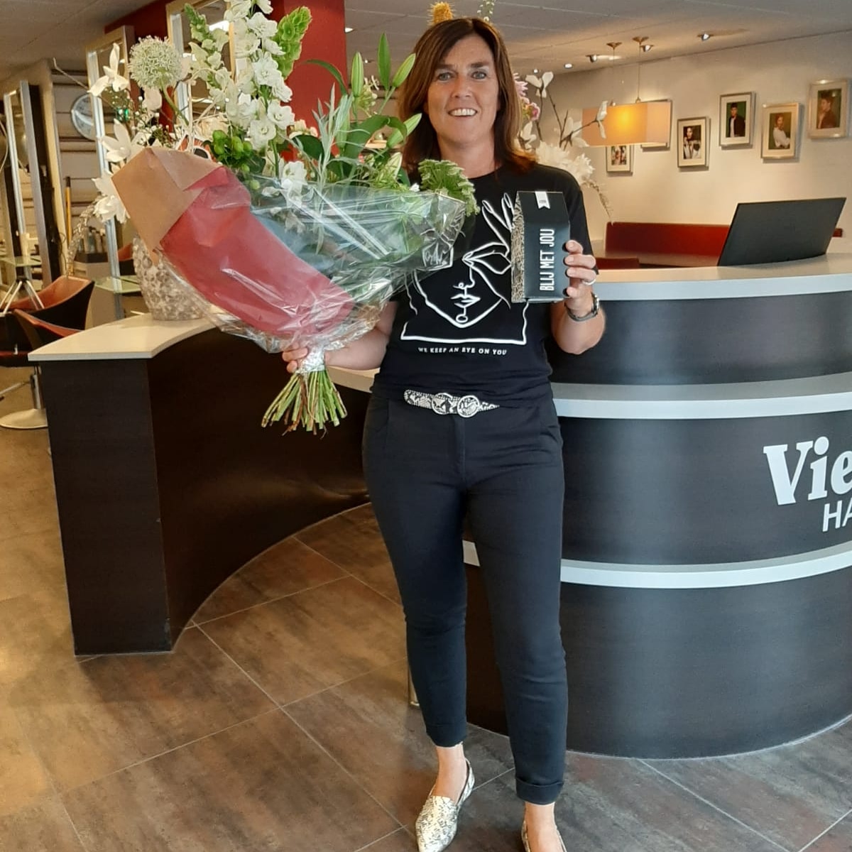 Vieth_Haarmode's tweet photo. J U B I L E U M
Feest vandaag! 🥳 Freja al 30 jaar in dienst bij Vieth Haarmode! 🥂 🤩 En wij zijn trots dat zij al 30 jaar tot ons team behoort! 🎉 Feliciteer haar ook 😉😃❤
#feestje #jubileum #lifeofahairdresser #viethhaarmode #hardenberg #topper #leukecollega #al30jaar https://t.co/VyoO3y9VWO