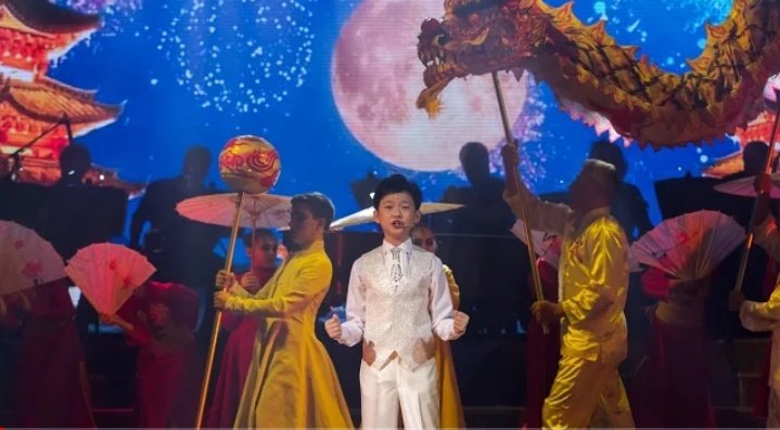 Chenle was the Chinese ambassador for the World Organization of Child Ambassadors of Peace, performing with children around the world on lead by pianist Ezekiel Elkin where he performed "El romance del dragon" a song he wrote for Chenle