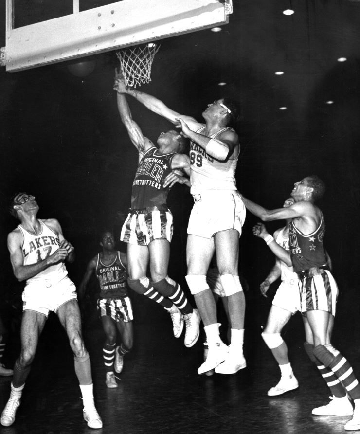 1948'de tamamı siyahlardan oluşan gösteri takımı Harlem Globetrotters'ın rekor sayıda seyircinin izlediği özel bir maçta tamamı beyazlardan kurulu NBA'in güçlü ekibi Minneapolis Lakers'ı yenmesi ise siyahlara karşı önyargıyı kıran bir olaydı.