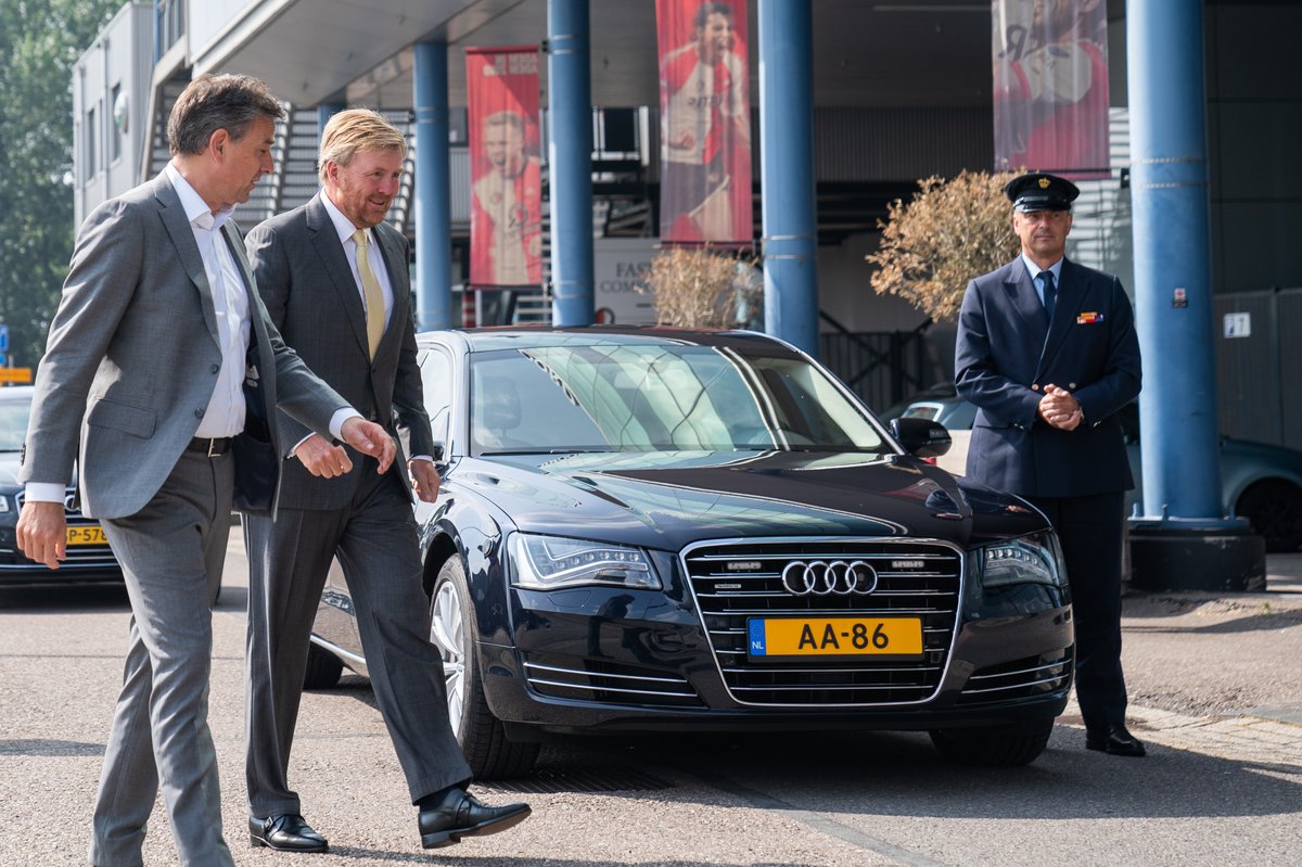 Feyenoord's tweet photo. De Koning in De Kuip! 👑 https://t.co/gmBkr1uDaI