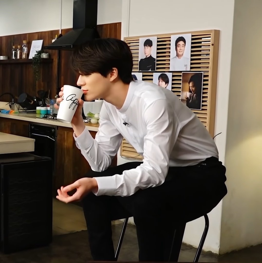 not_nctjohnny's tweet photo. only drooling over barista jeno https://t.co/uQkqLITqzL