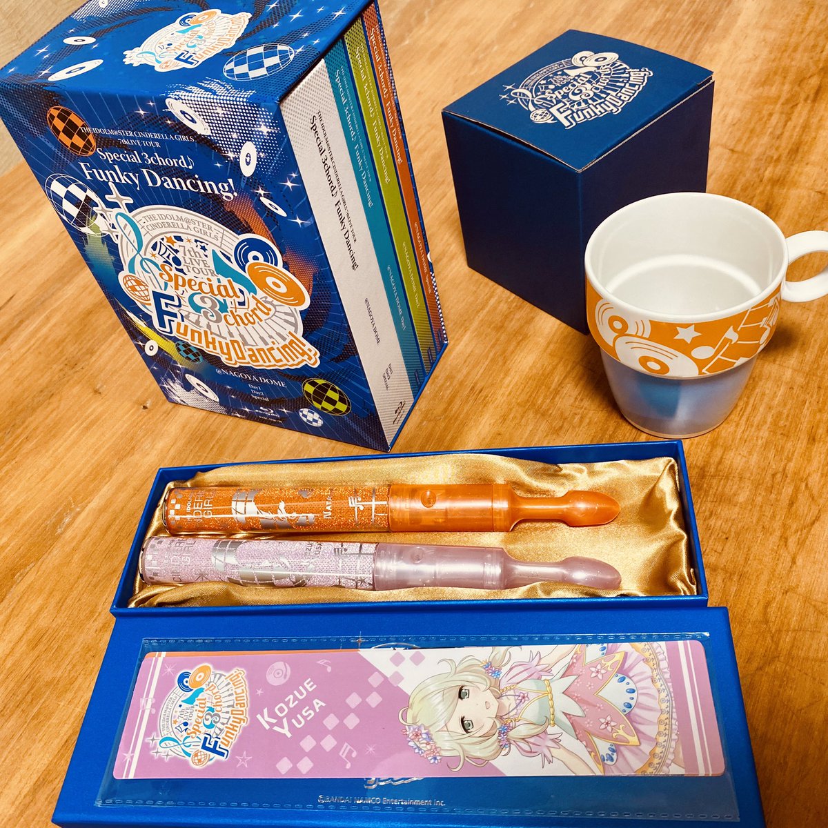 mikan_megane's tweet photo. うちにも鈍器セットが届いた！今日から家が名古屋ドーム #アイドルマスターシンデレラガールズ #FunkyDancing https://t.co/L6vLN9aa77