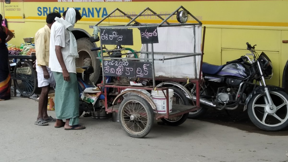 SahayakF's tweet photo. Food Distribution
#SCF
#Lockdownperiod
#Addanki
#Killthehunger
#ServicetotheNeedy
#Day2
Today supported by సునీత & శ్రీకాంత్ దంపతులు On behalf of his Son
#దేవి_శ్రీ_కార్తీక్ 👏🙏
God bless You Karthik 😍💐
To Support please reach +91 7095324365 https://t.co/5KpziGL34T