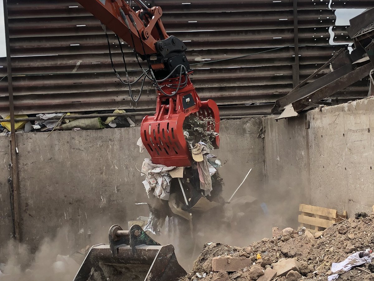 Abiljo_buckets's tweet photo. We can now offer a full range of #hydraulic #attachments including #pulverisers #sortinggrabs #treeshears here’s a G05 #rotatinggrab recently supplied to a #skipyard in Birmingham https://t.co/hRAUaki5xS