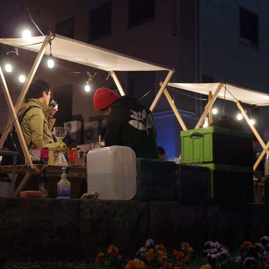 tinystand's tweet photo. かの川風のテラス
宵のLivingBlueは日が暮れてからが本番。TINYSTANDもライトアップ。

#tinystand #タイニースタンド　#livingblue #ライブ #swingcoffeestand #ヤタイ #木製屋台 https://t.co/iolNamOxw3