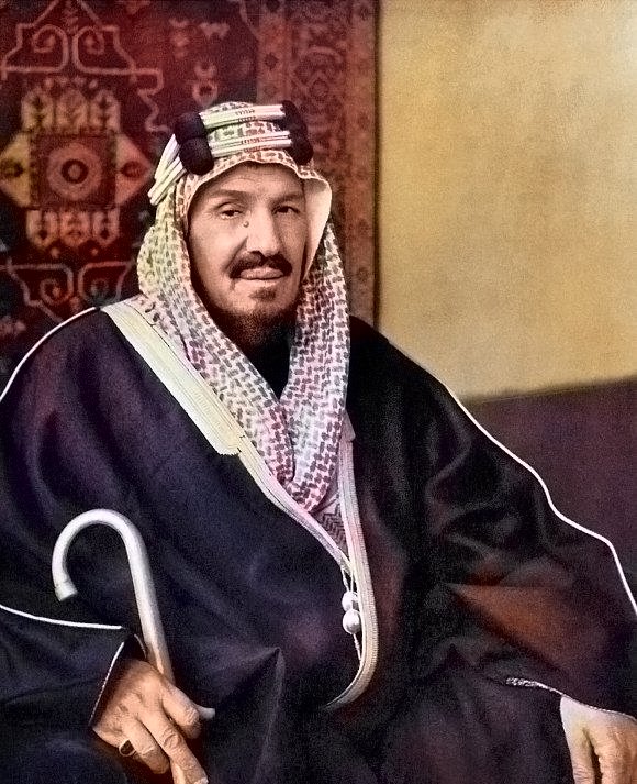 مکانیزم تعیین پادشاه و جنگ قدرت در عربستان:اولين پادشاه آنچه امروز "المملكة العربية السعودية" خوانده میشود "عبدالعزیز بن عبدالرحمن بن فيصل آل سعود" بود که در سال ۱۹۲۵ با شکست دادن "شریف حسین" حاکم حجاز، سومین حکومت آل سعود را رسماً اعلام و در ۱۷ سپتامبر ۱۹۳۲ نام کشور را به /۱